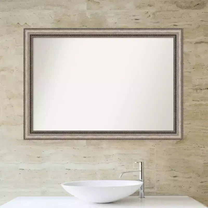 Élégant miroir de salle de bain, argenté, cadre en polystyrène, fixation murale.