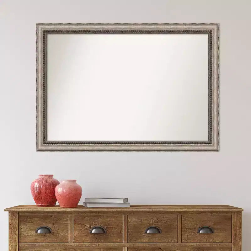 Élégant miroir de salle de bain, argenté, cadre en polystyrène, fixation murale.
