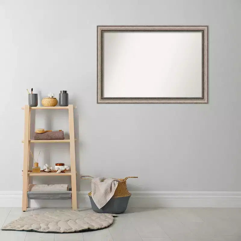 Élégant miroir de salle de bain, argenté, cadre en polystyrène, fixation murale.