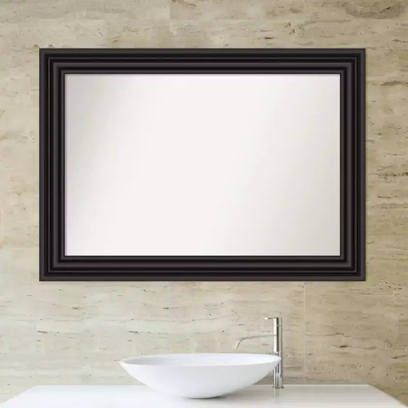 Miroir de salle de bain de style colonial sans bords biseautés, noir : style moderne, cadre en polystyrène, fixation murale.