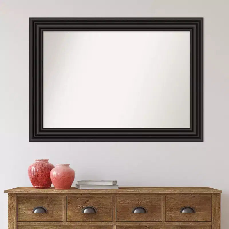 Miroir de salle de bain de style colonial sans bords biseautés, noir : style moderne, cadre en polystyrène, fixation murale.