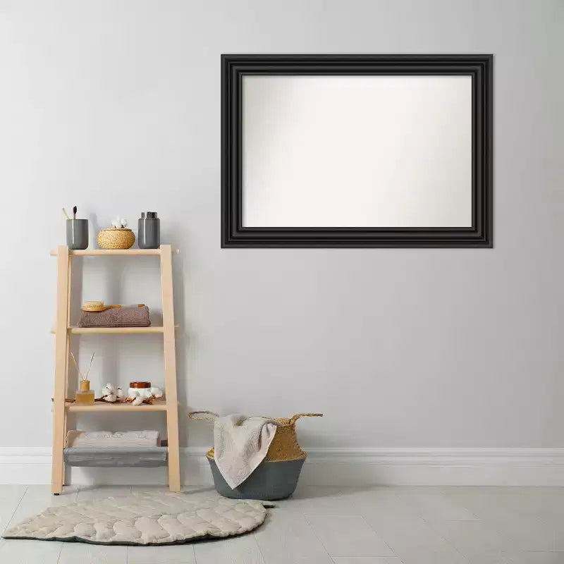 Miroir de salle de bain de style colonial sans bords biseautés, noir : style moderne, cadre en polystyrène, fixation murale.