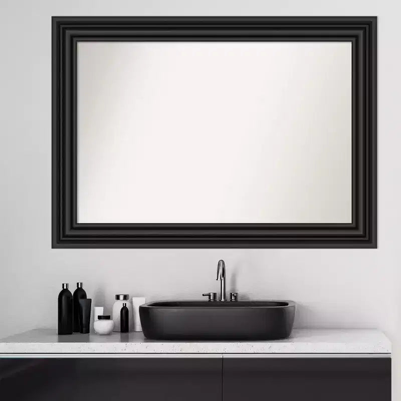 Miroir de salle de bain de style colonial sans bords biseautés, noir : style moderne, cadre en polystyrène, fixation murale.