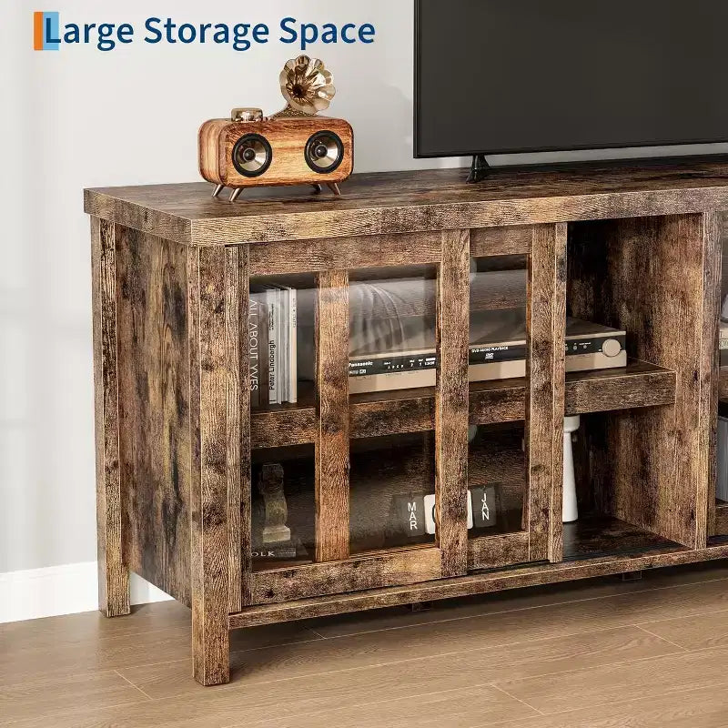 Meuble console moderne avec quatre portes coulissantes en verre et des armoires de rangement ; convient pour le salon, la chambre et le centre de divertissement.