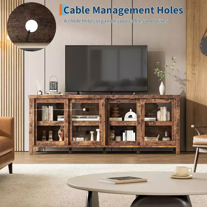 Meuble console moderne avec quatre portes coulissantes en verre et des armoires de rangement ; convient pour le salon, la chambre et le centre de divertissement.