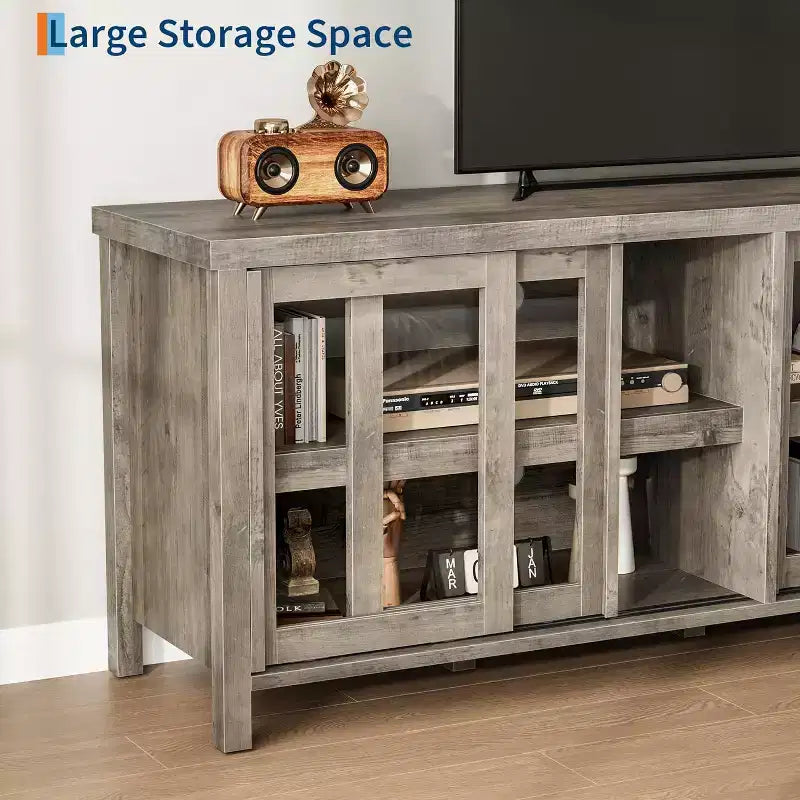 Meuble console moderne avec quatre portes coulissantes en verre et des armoires de rangement ; convient pour le salon, la chambre et le centre de divertissement.