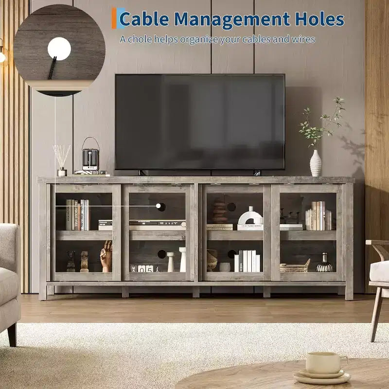 Meuble console moderne avec quatre portes coulissantes en verre et des armoires de rangement ; convient pour le salon, la chambre et le centre de divertissement.