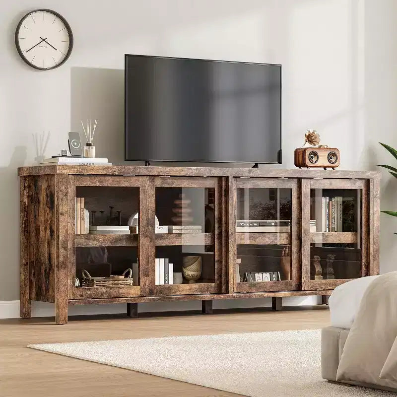 Meuble console moderne avec quatre portes coulissantes en verre et des armoires de rangement ; convient pour le salon, la chambre et le centre de divertissement.