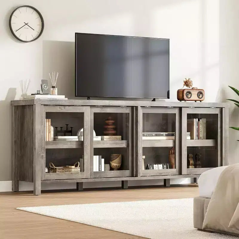 Meuble console moderne avec quatre portes coulissantes en verre et des armoires de rangement ; convient pour le salon, la chambre et le centre de divertissement.