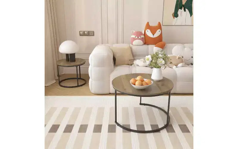 Ensemble de tables basses gigognes à motif marbré, une pièce maîtresse peu encombrante pour le salon.