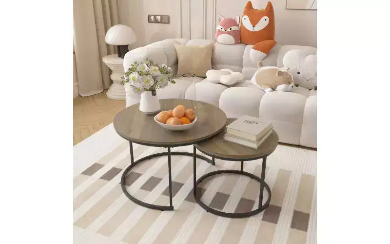 Ensemble de tables basses gigognes à motif marbré, une pièce maîtresse peu encombrante pour le salon.
