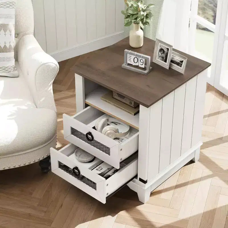 Table de chevet de style campagnard avec station de charge, 2 tiroirs et compartiments de rangement ouverts.