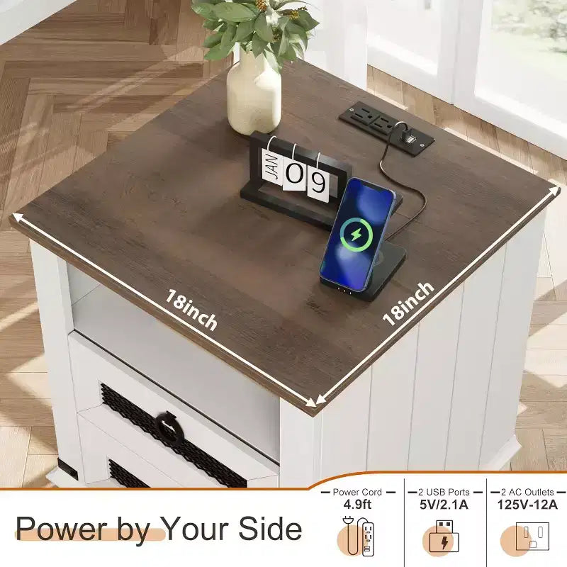 Table de chevet de style campagnard avec station de charge, 2 tiroirs et compartiments de rangement ouverts.
