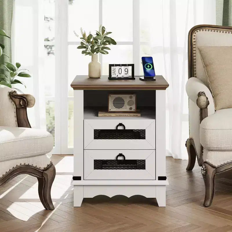Table de chevet de style campagnard avec station de charge, 2 tiroirs et compartiments de rangement ouverts.