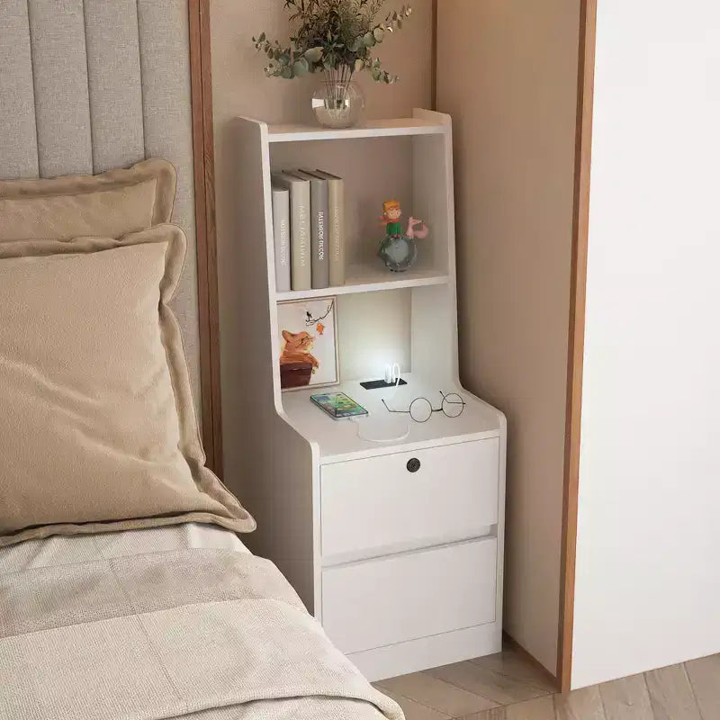 Table de chevet intelligente avec station de recharge, veilleuse à commande vocale, étagère intégrée et compartiments de rangement.