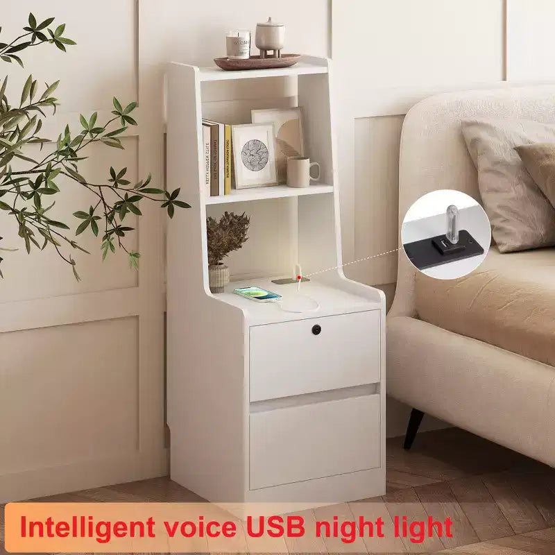 Table de chevet intelligente avec station de recharge, veilleuse à commande vocale, étagère intégrée et compartiments de rangement.