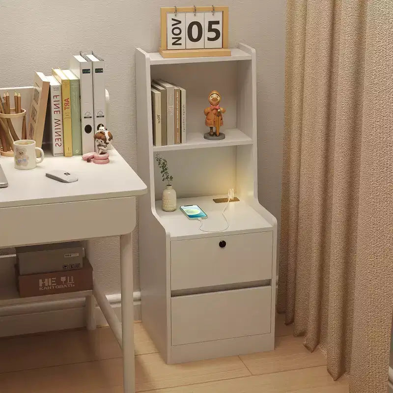 Table de chevet intelligente avec station de recharge, veilleuse à commande vocale, étagère intégrée et compartiments de rangement.
