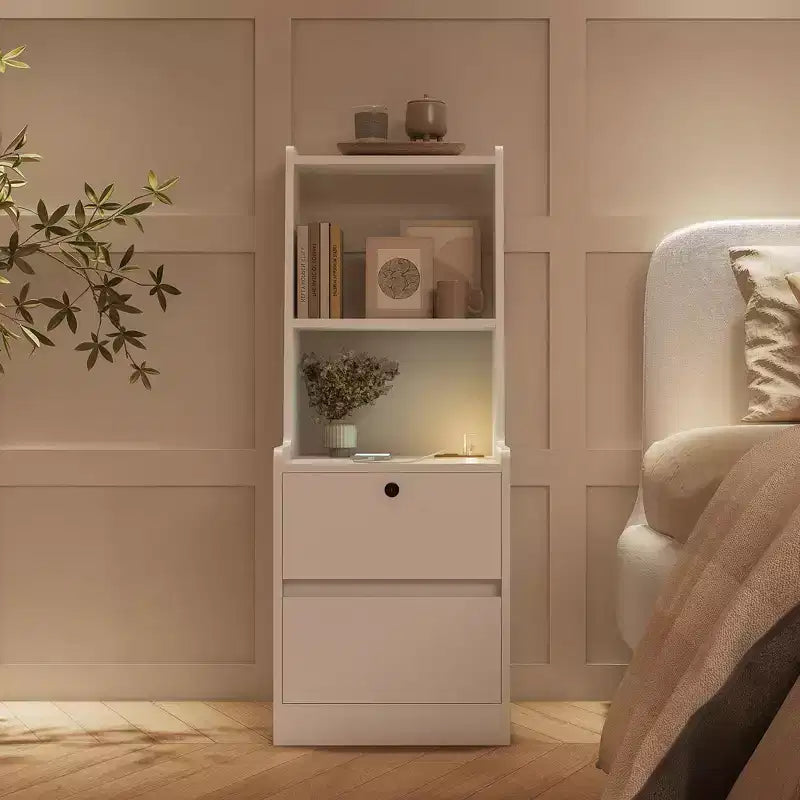 Table de chevet intelligente avec station de recharge, veilleuse à commande vocale, étagère intégrée et compartiments de rangement.