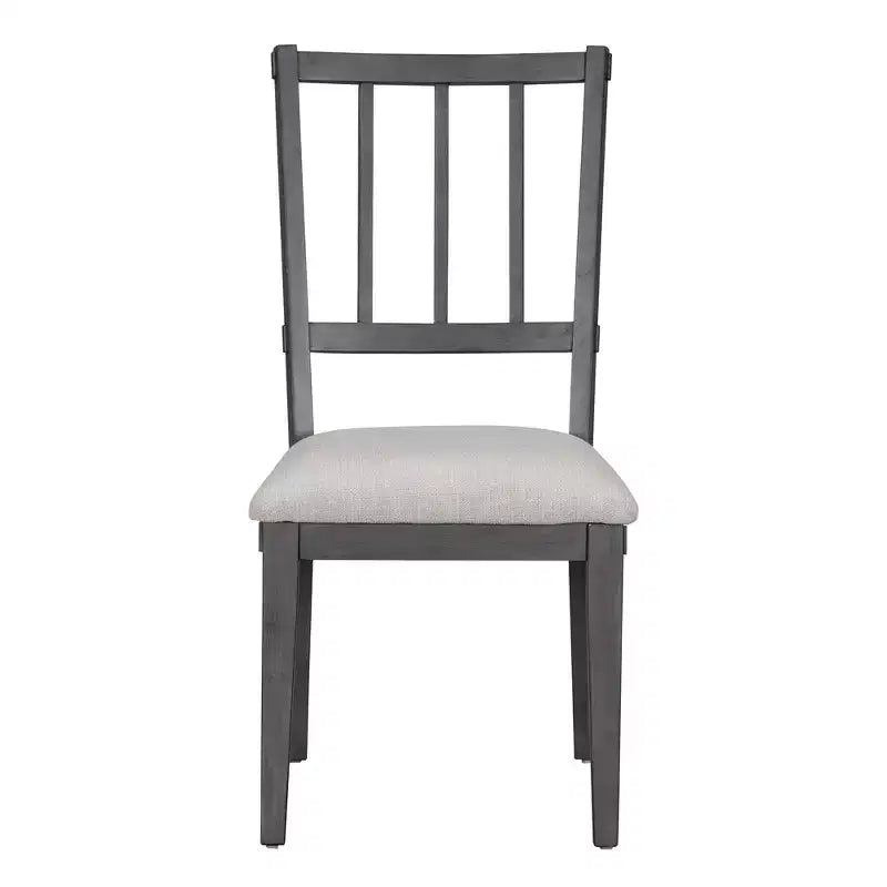 Ensemble table et chaises de salle à manger rondes de style campagnard, comprenant des chaises rembourrées et un banc incurvé.