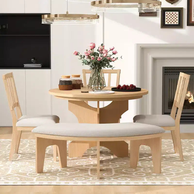 Ensemble table et chaises de salle à manger rondes de style campagnard, comprenant des chaises rembourrées et un banc incurvé.