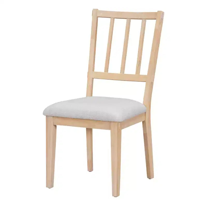 Ensemble table et chaises de salle à manger rondes de style campagnard, comprenant des chaises rembourrées et un banc incurvé.