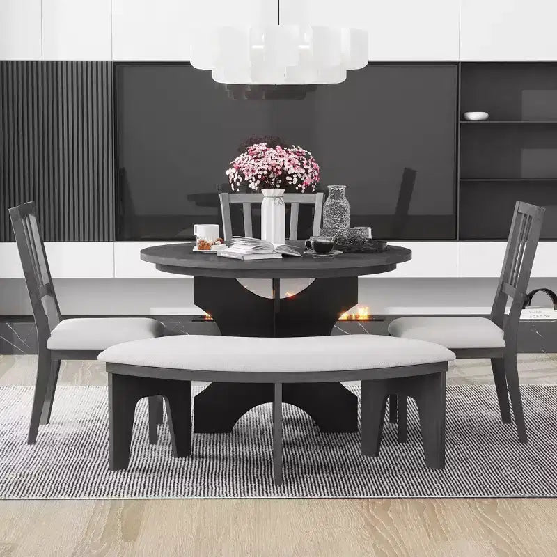 Ensemble table et chaises de salle à manger rondes de style campagnard, comprenant des chaises rembourrées et un banc incurvé.