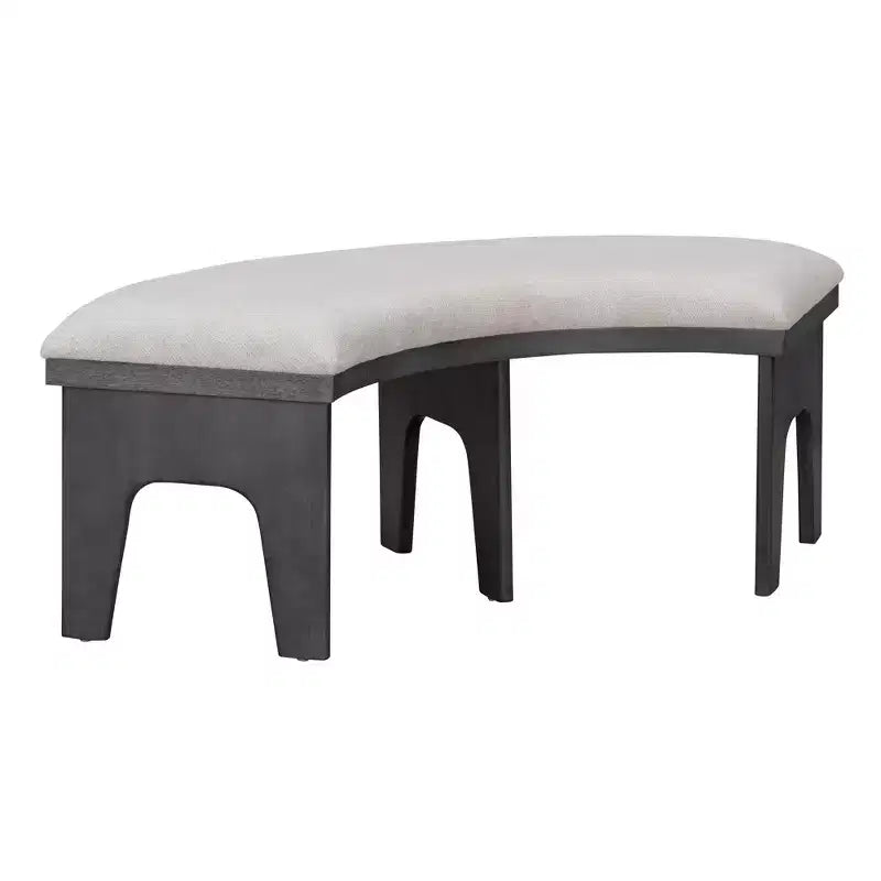 Ensemble table et chaises de salle à manger rondes de style campagnard, comprenant des chaises rembourrées et un banc incurvé.