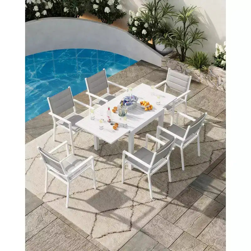 Table de patio extensible en aluminium, convenant pour 4 à 6 personnes.
