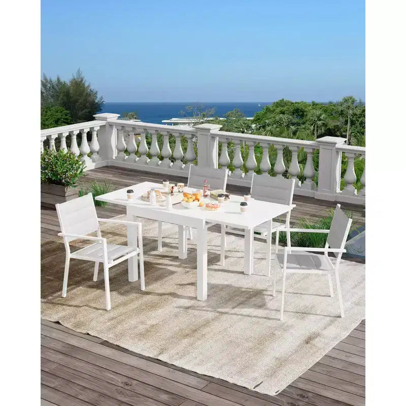 Table de patio extensible en aluminium, convenant pour 4 à 6 personnes.