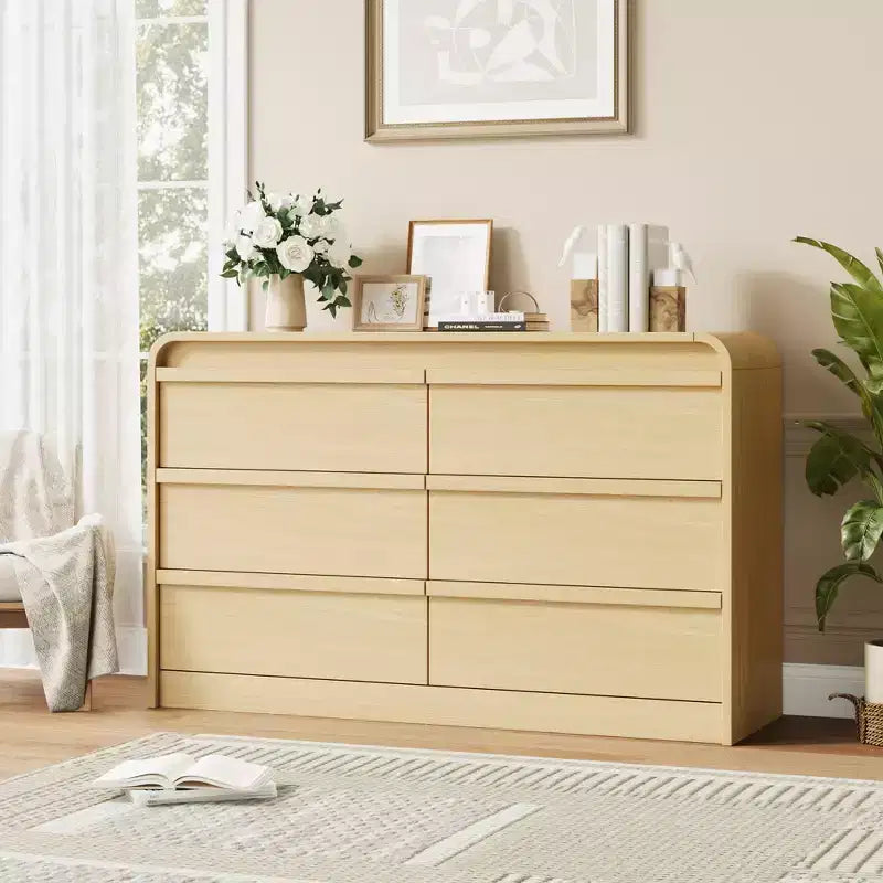 Grande armoire/unité de rangement à six tiroirs en bois pour chambre, avec motif en arche.