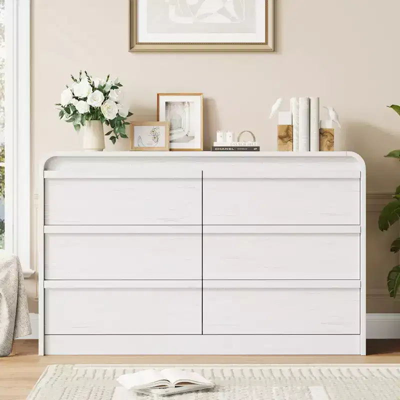 Grande armoire/unité de rangement à six tiroirs en bois pour chambre, avec motif en arche.