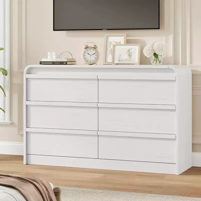 Grande armoire/unité de rangement à six tiroirs en bois pour chambre, avec motif en arche.