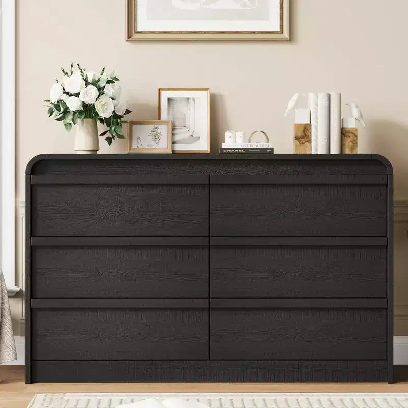 Grande armoire/unité de rangement à six tiroirs en bois pour chambre, avec motif en arche.