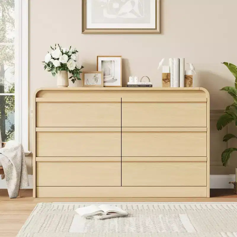Grande armoire/unité de rangement à six tiroirs en bois pour chambre, avec motif en arche.
