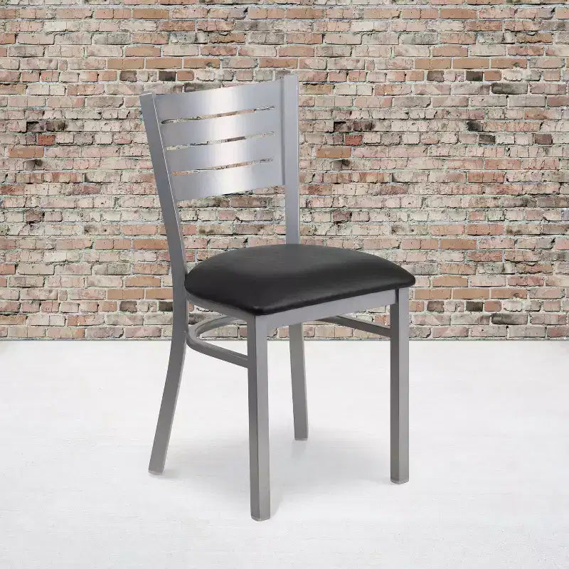 Chaise de salle à manger en métal à lattes argentées