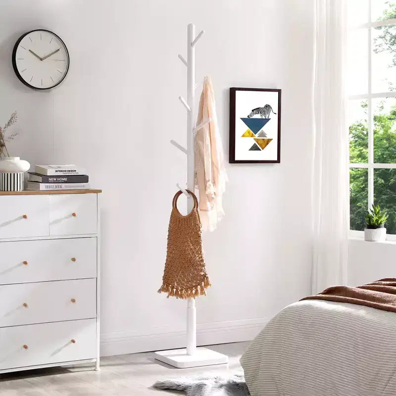 Porte-manteau en bois massif avec une base carrée robuste, disponible en 3 hauteurs.